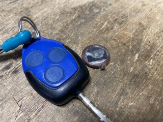 Wymiana baterii w niebieskich kluczach ford