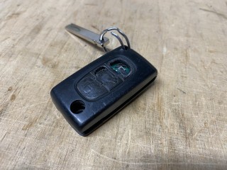 Wymiana obudowy i przycisku w kluczu samochodowym