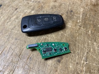 Wymiana baterii (akumulatorów) w kluczach Ford Transit